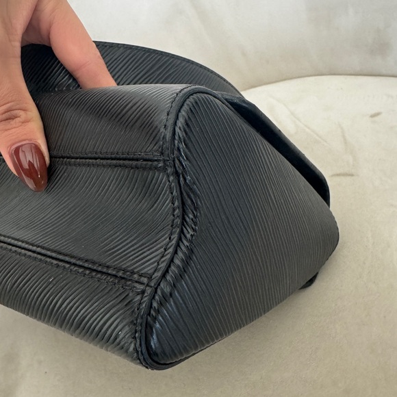 Louis Vuitton TWIST LEATHER CROSSBODY BAG - Picture 9 of 14